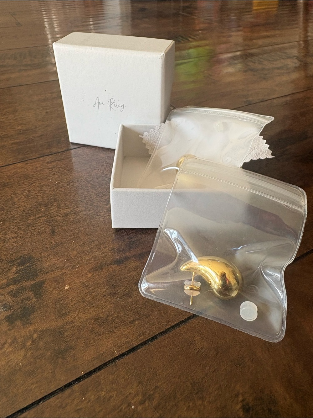 ❗️5/$25❗️Gold Teardrop Stud Earrings